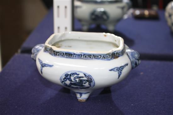 A Chinese blue and white tripod censer, Wanli-style L.13cm